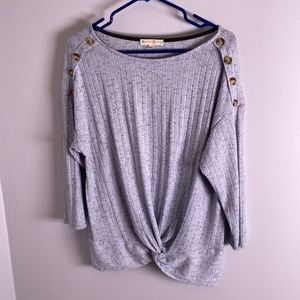 Twist hem shirt shoulder buttons